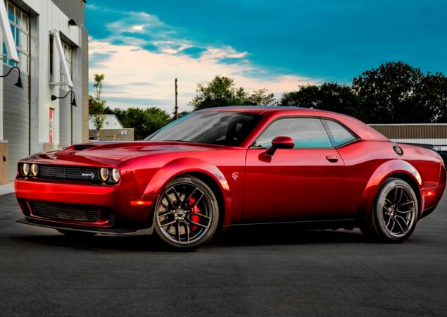 Por baixo do capô ronca um brutal V8 Hellcat de 717 cv