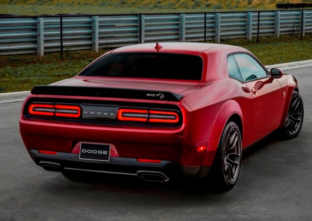 Em relação a Mustang e Camaro, o Challenger é o mais velho dos muscle-cars