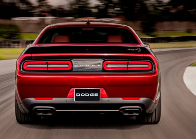 Challenger Hellcat sem os para-lamas alargados já esteve no Brasil, exibido no Salão de São Paulo