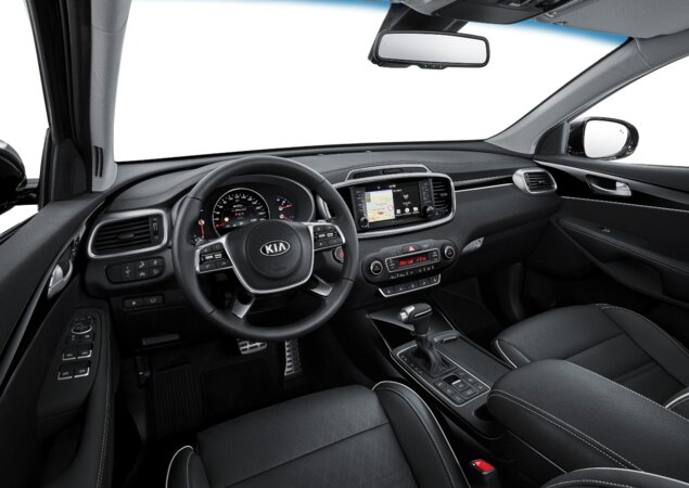 Cabine recebe novo volante e sistema de som premium