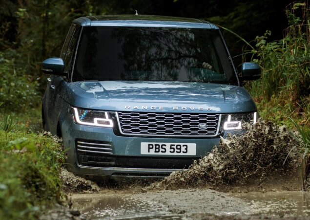 Dianteira revisada e faróis de LED Pixel-Laser fazem parte das mudanças do Range Rover