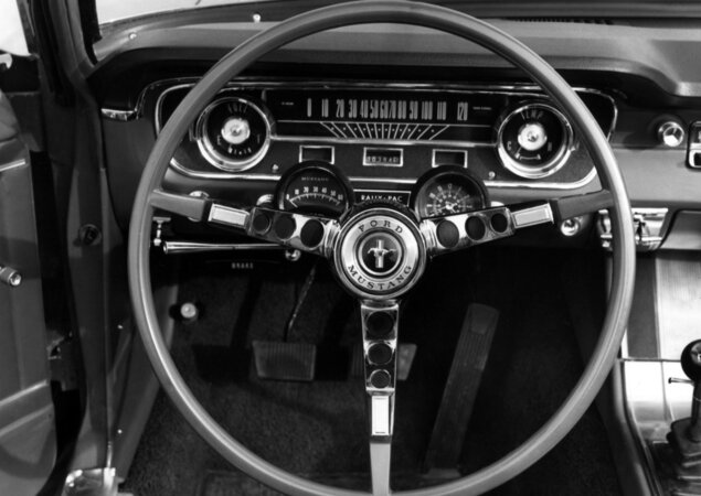 1964: A primeira geração do Mustang tinha um volante de três raios de alumínio com aro imitando madeira e a buzina no centro