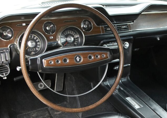 1968: Volante de dois raios ganhou uma seção central maior e almofadada, com o controle da buzina no aro de metal