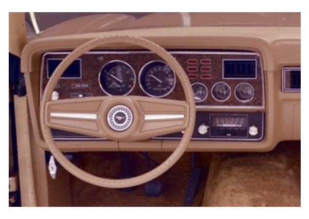 1974: Na segunda geração o Mustang ganhou um volante menor de dois raios revestido em couro