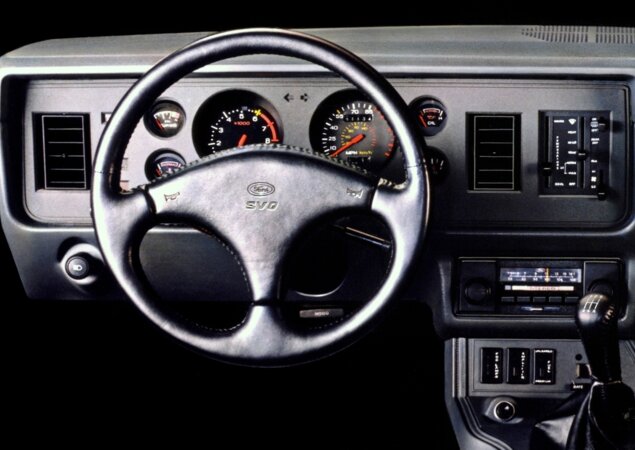 1984: O Mustang SVO trouxe um volante de três raios com ajuste de altura e profundidade, aro mais grosso e diâmetro menor