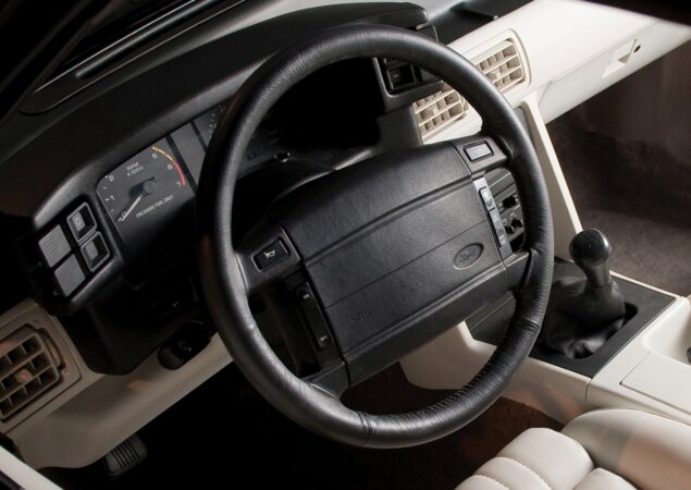 1990: O Mustang recebeu airbag instalado no centro do volante. Com isso, a buzina foi transferida para dois botões laterais