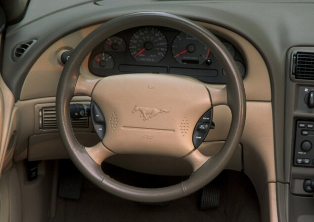 1994: A quarta geração do Mustang trouxe aspecto mais luxuoso e o comando da buzina voltou para o centro do volante, integrado à tampa do airbag