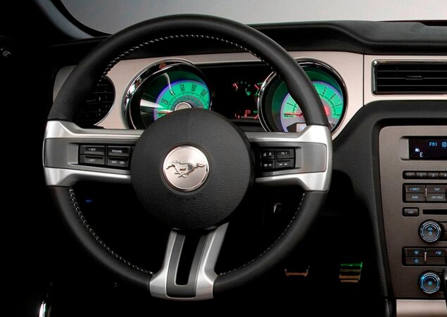 2010: Com a tecnologia SYNC, muitos botões foram adicionados. O emblema e alumínio polido estampava o cavalinho ou uma cobra, no caso do Shelby GT500
