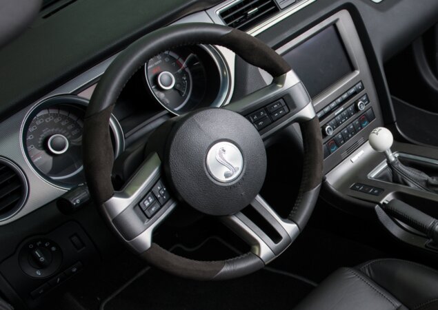 2013: Nos modelos Boss 302 e Shelby GT500, o volante era revestido de couro Alcantara, inspirado em competições