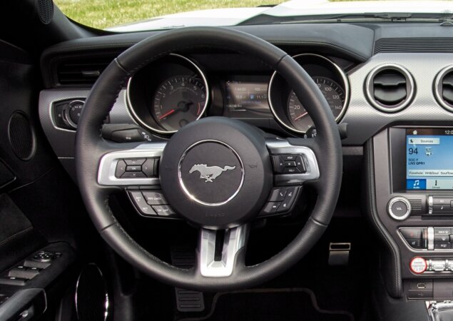 2015: Na sexta geração do Mustang, o volante totalmente redesenhado incorpora até 20 botões. É também o volante de menor diâmetro da marca