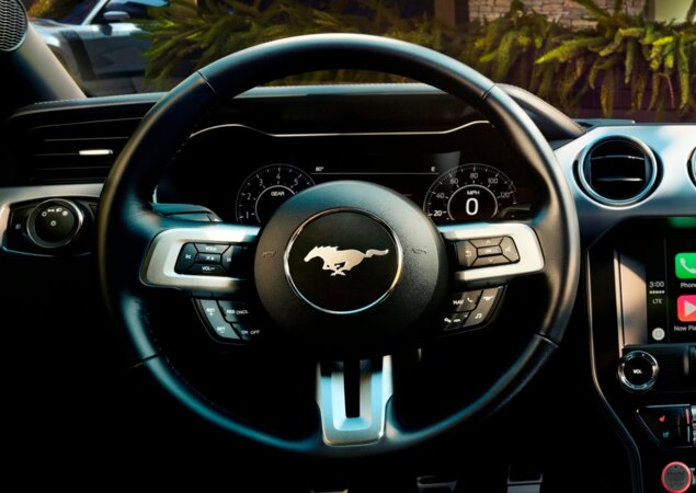 2017: O volante do novo Mustang mostra evolução tecnológica do esportivo, adicionando funções como os modos de direção e controle de arrancada