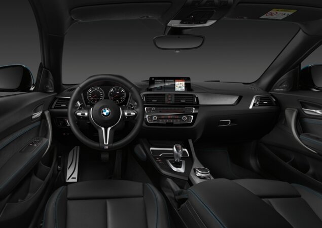 O interior traz painel com novo desenho, apliques em fibra de carbono e guarnições de alumínio