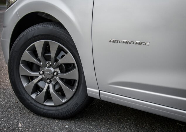 Versão traz rodas com calotas escurecidas aro 15"