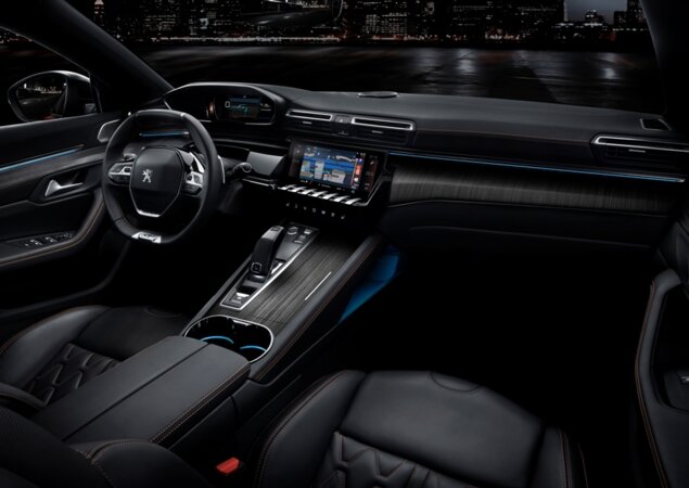 Interior exibe volante reduzido e quadro de instrumentos elevado