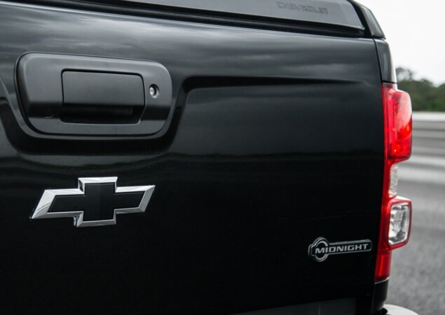 Detalhe do emblema na tampa traseira