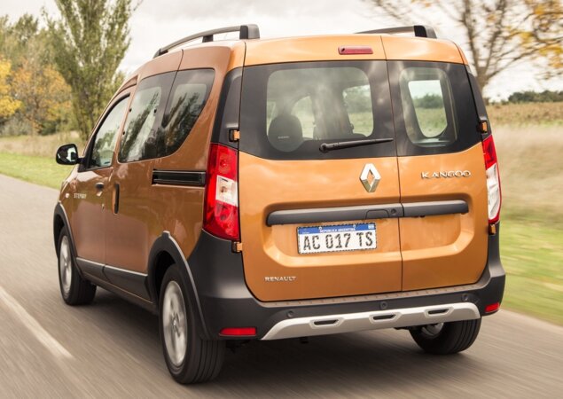 Cor laranja lembra a usada no Kwid