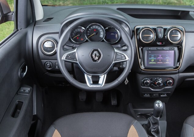 Interior tem detalhes em laranja e elementos de Logan e Duster