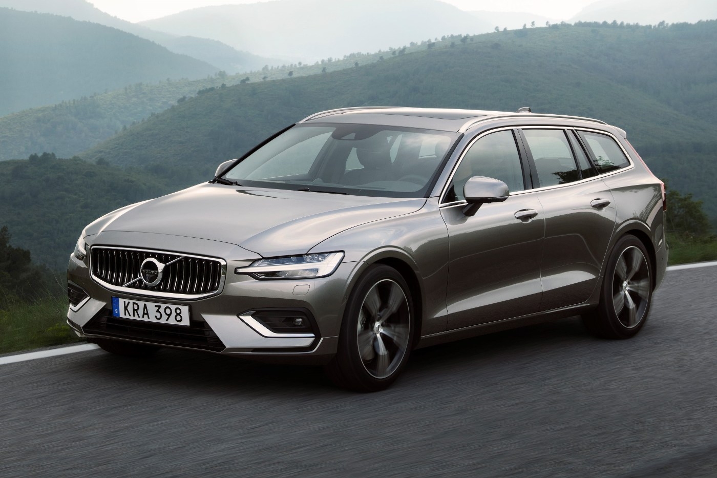 Perua foi totalmente renovada e usa mesma plataforma do XC90