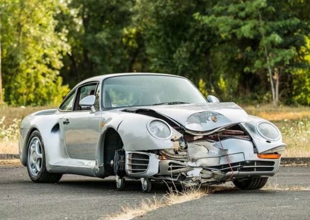 Porsche 959 foi vendido em leilão mesmo batido