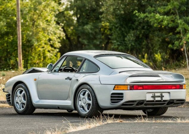Ele foi um dos primeiros supercarros com tração nas quatro rodas 