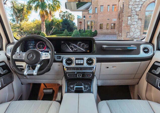 Interior é típico Mercedes-Benz com acabamento refinado e tecnologia
